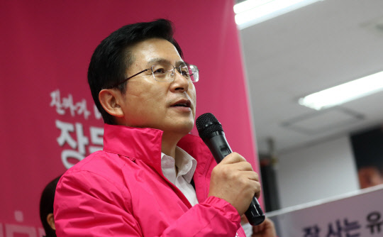 미래통합당 황교안 대표가 27일 대전시 유성구 봉명동 장동혁 후보 선거사무소에서 응원하고 있다.  [대전=연합뉴스]